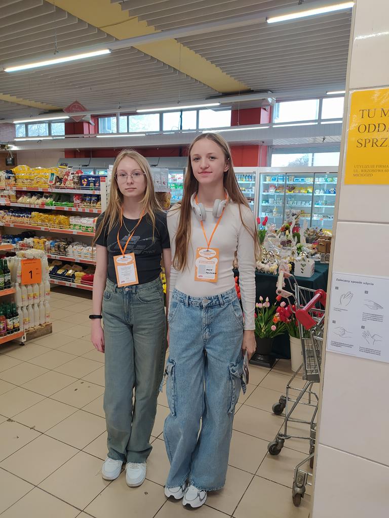 Wolontariusze podczas zbiórki żywności