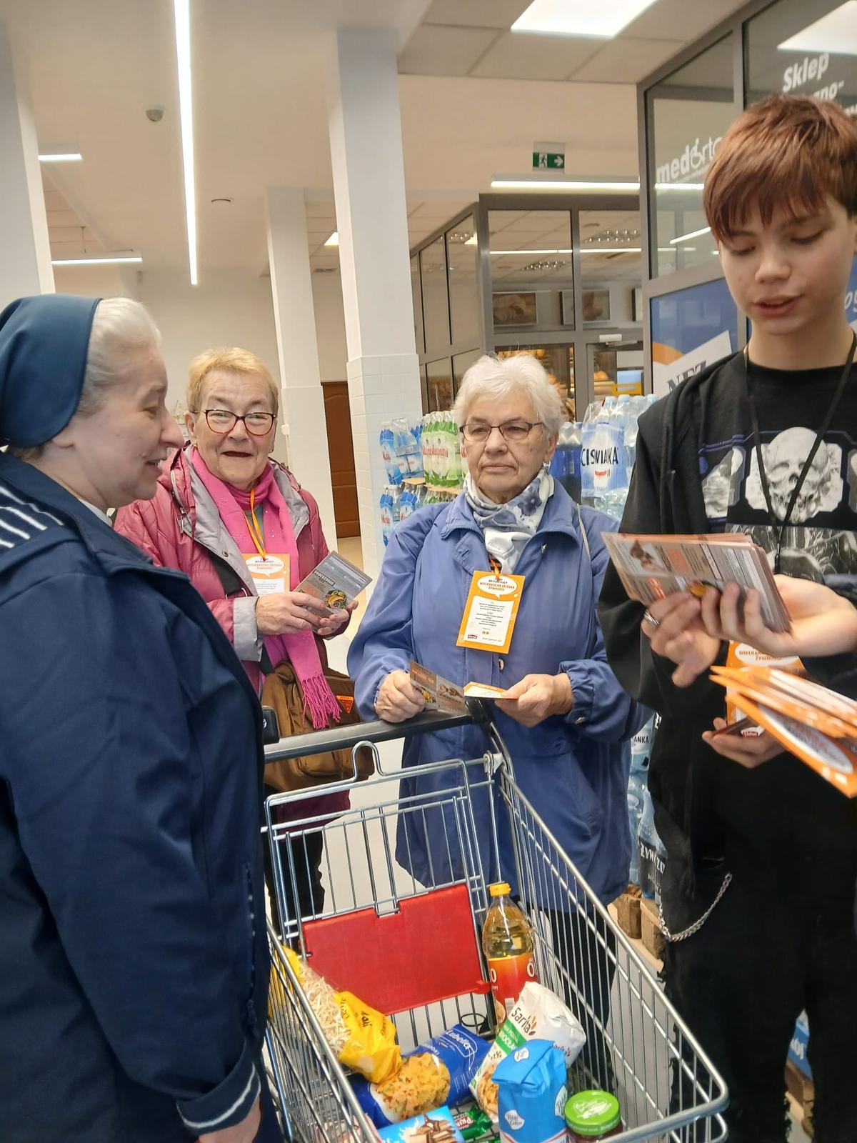 Wolontariusze podczas zbiórki żywności