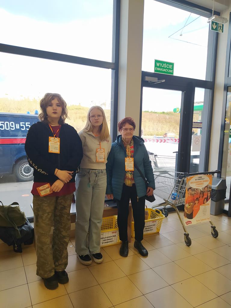Wolontariusze podczas zbiórki żywności