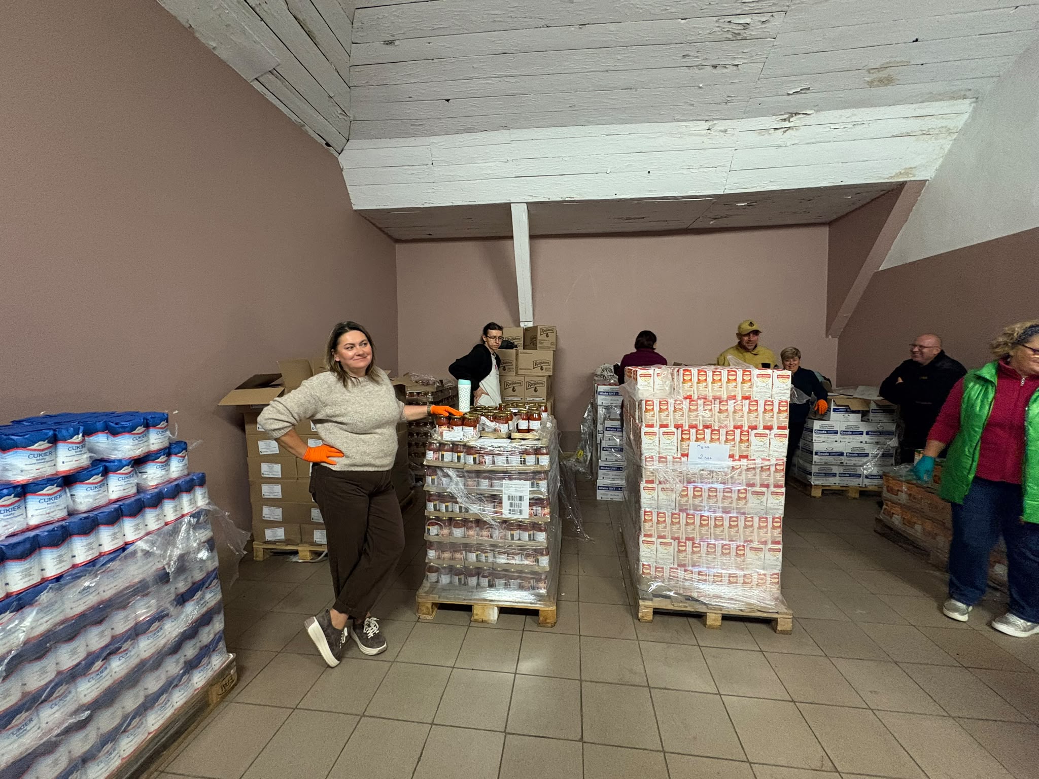 2. Na zdjęciu pracownicy socjalni oraz&nbsp;strażacy wydają zywność.